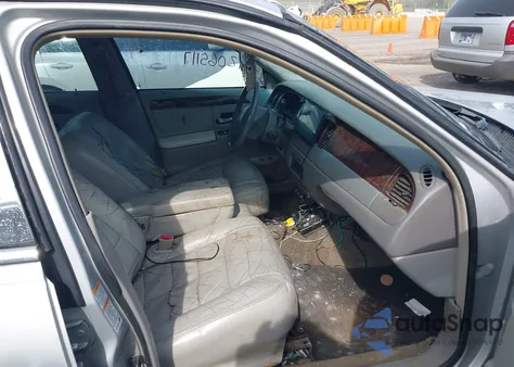 2000 Lincoln Town Car Executive z USA, uszkodzony, nr VIN 1LNHM81W9YY924809